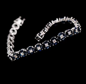 ARMBAND, 18 k vitguld, briljantslipade diamanter tot ca 1.21 ct, navettslipade safirer tot ca 11.16 ct.