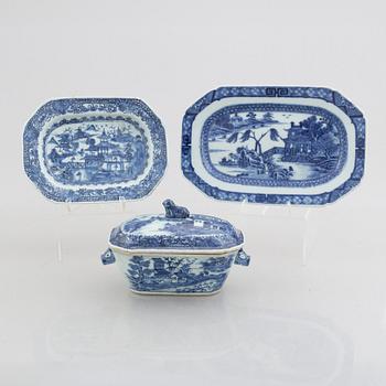 A blue and white export porcelain butter dish with cover with two serving dishes, China, Qianlong (1736-95).