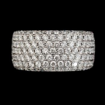 RING, 18K vitguld, diamanter tot ca 1.80 ct.