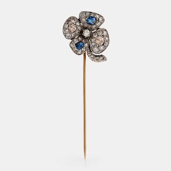 903. A four-leaf diamond and sapphire stick pin in platinum and 14K gold.