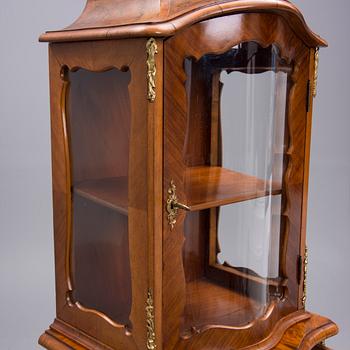 VITRINSKÅP, rokokostil, 1900-talets början.