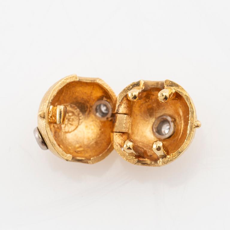 Ole Lynggaard, 18K gold clasp with round brilliant-cut diamonds.