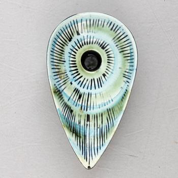 Lisa Larson, askfat och väggrelief ur serien "Harlekin" och ljusstake ur serien "Advent", Gustavsberg.