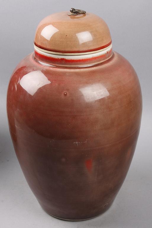 GOLVURNOR, ett par, porslin, Kina, 1900/2000-tal.