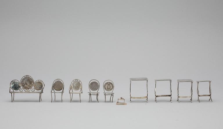 MINIATYRMÖBLER och STRYKJÄRN, 10 delar, silver, sekelskiftet 1900. Totalvikt 100 gr.