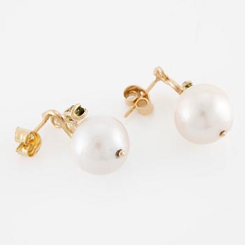 Earrings, Mandelstam, 18K gold with cultured freshwater pearls, green tourmalines, and brilliant-cut diamonds.