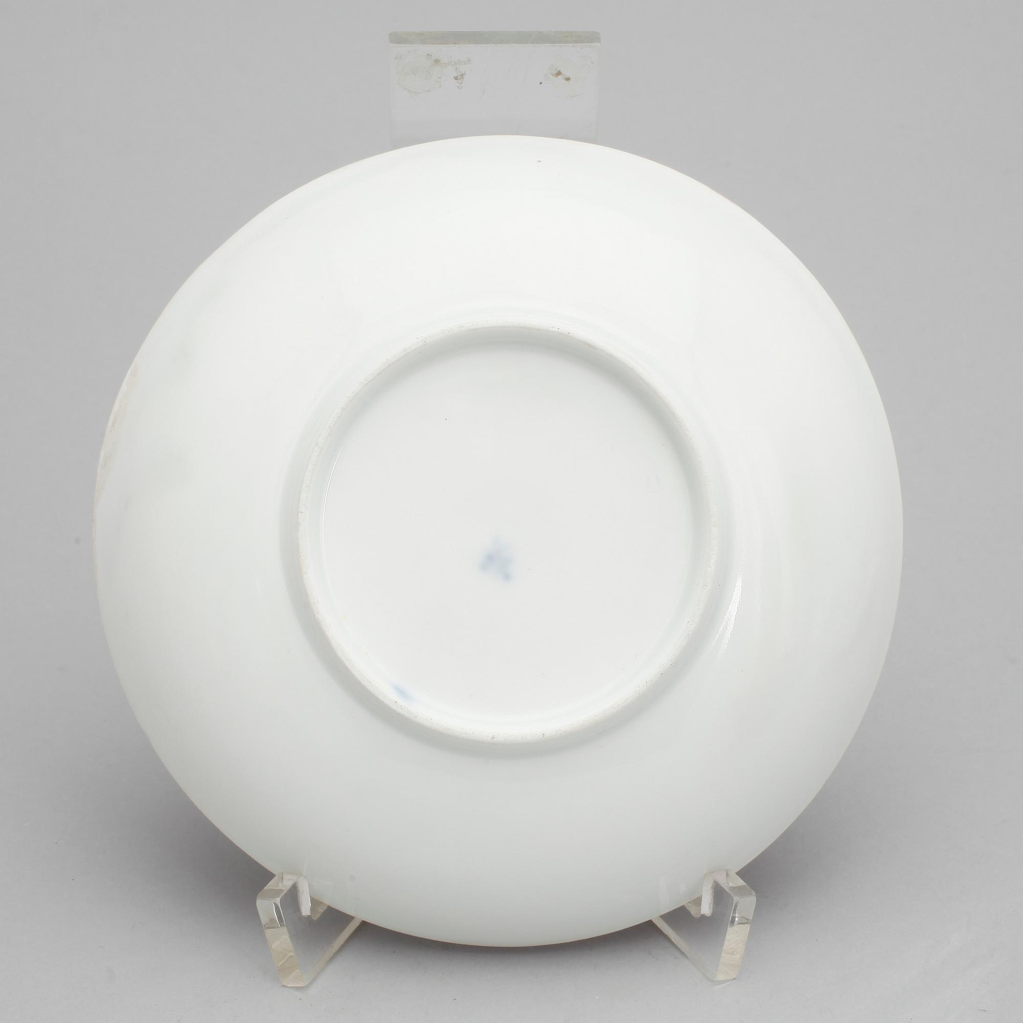 KOPPAR MED FAT, porslin, Meissen liknande, 1800-tal.