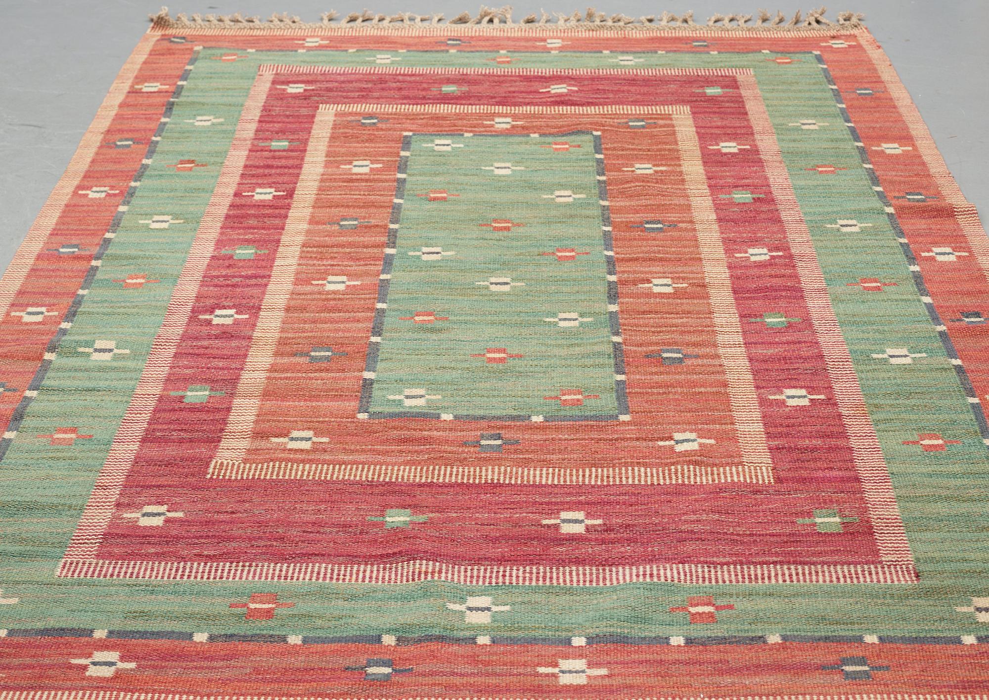 Märta Måås-Fjetterström, Matta, "Röda Bårdmattan", med grönt, rölakan, ca 292-293 x 194-200,5 cm, signerad AB MMF.