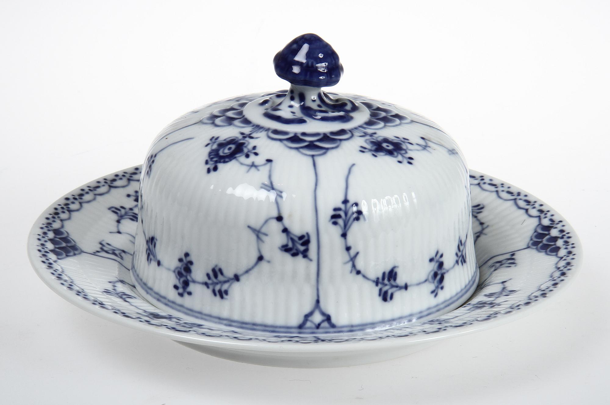 SERVISDELAR, 38 st, "Musselmalet", porslin, Kongl Dansk.
