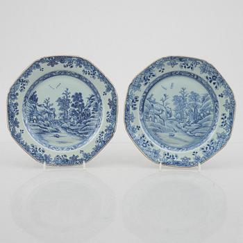 A pair of blue and white porcelain serving dishes and a pair of plates, China, Qianlong (1736-95).