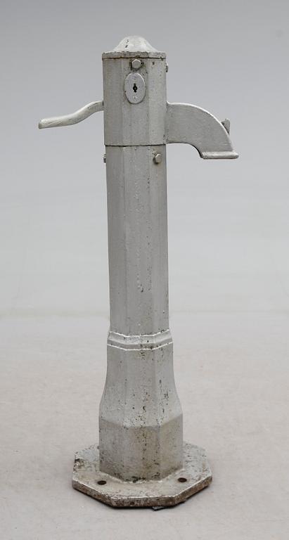 TRÄDGÅRDSPUMP, gjutjärn, 1900-talets första hälft.