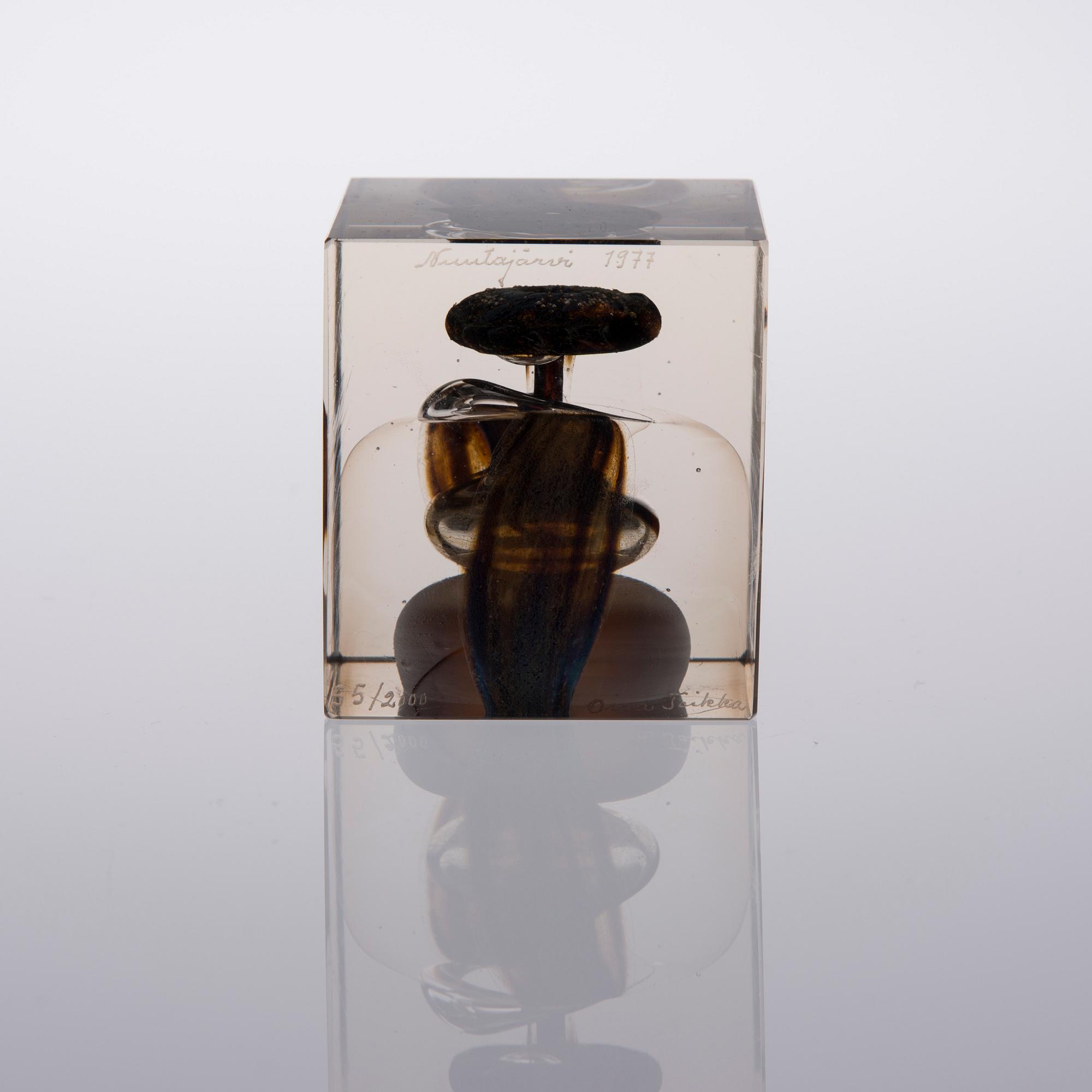 ÅRSKUB, glas, signerad Oiva Toikka Nuutajärvi 1977, numrerad 55/2000.