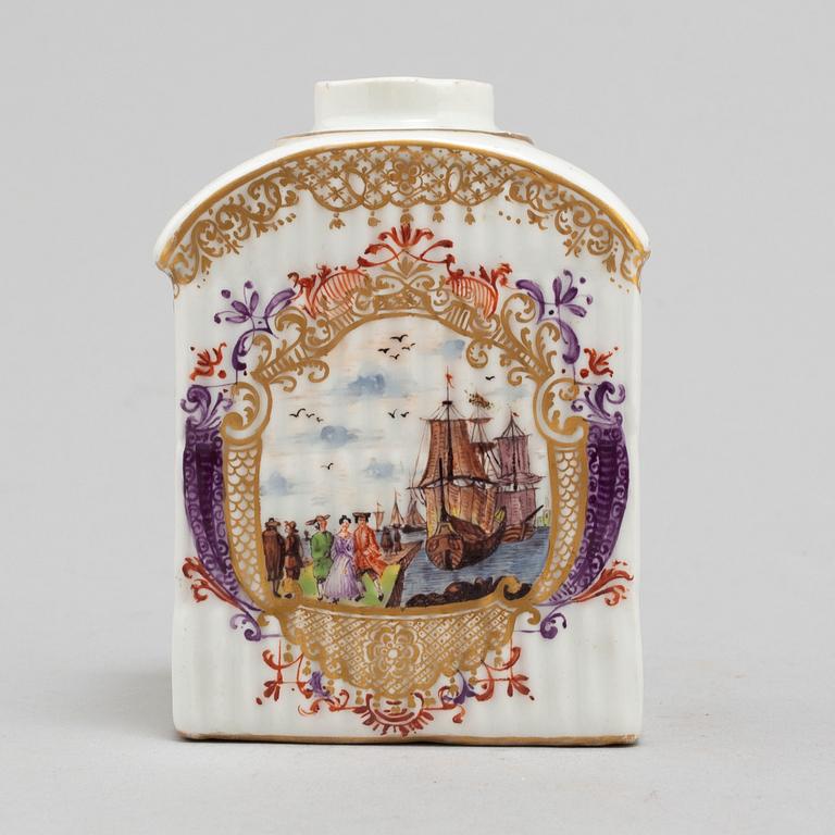 A porcelain tea caddy, presumably French, first half of the 19th century.