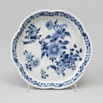 A blue and white coaster/tray, Qing dynasty, Qianlong (1736-95).