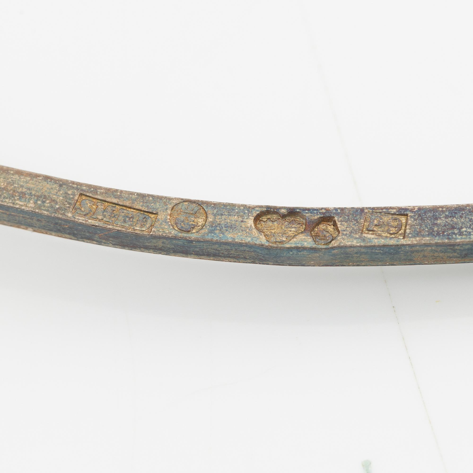 Lars Arby, ett armband och sex hängen samt en halsring, silver, med emalj.