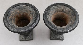 TRÄDGÅRDSURNOR, 1 par, gjutjärn, 1900-talets första hälft.