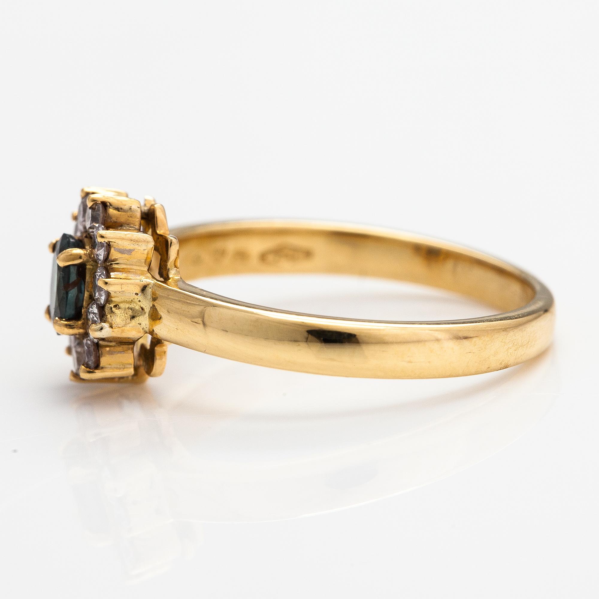 Ring, 18K guld, alexandrit och diamanter ca 0.22 ct tot.