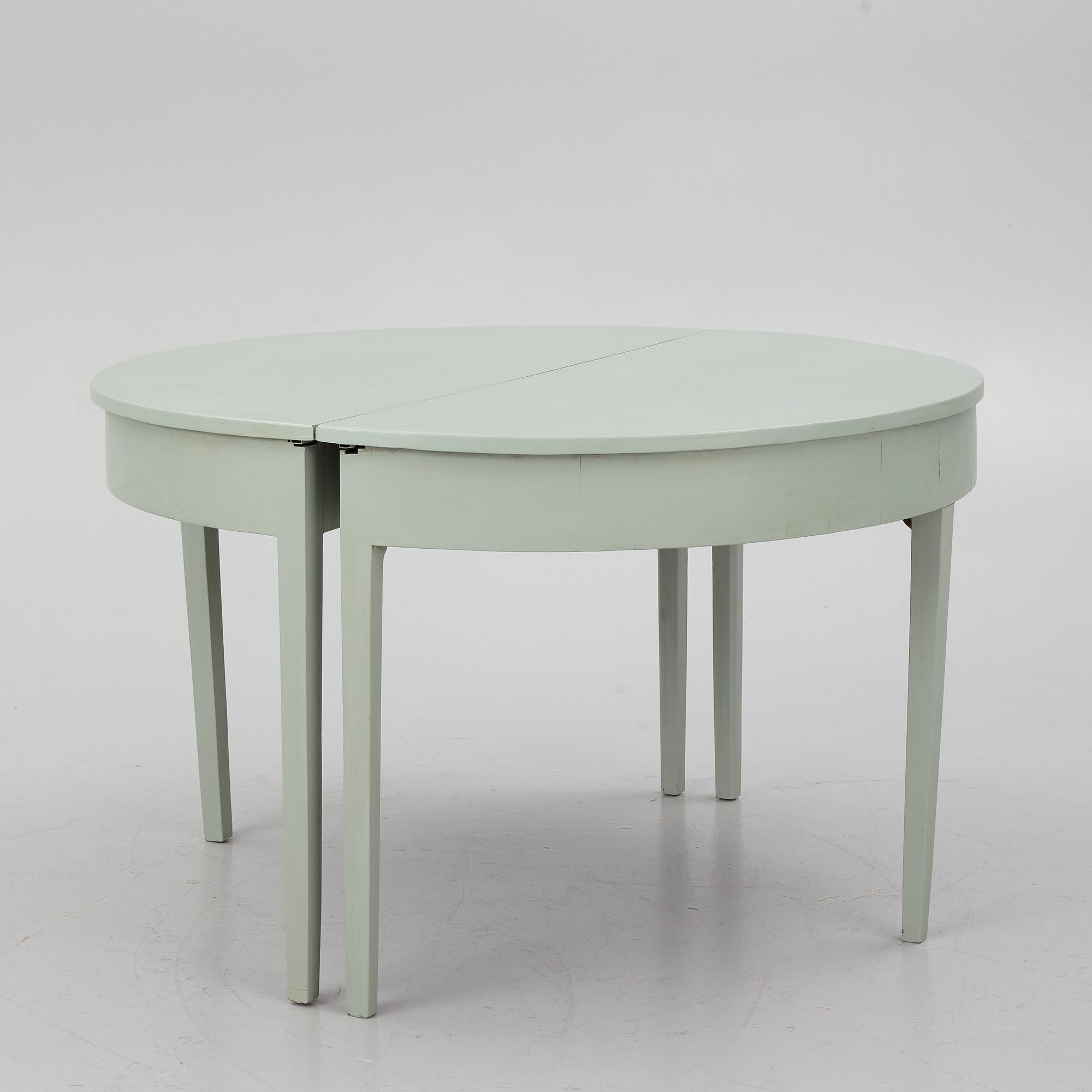 A dining table, second half of the 19th century.