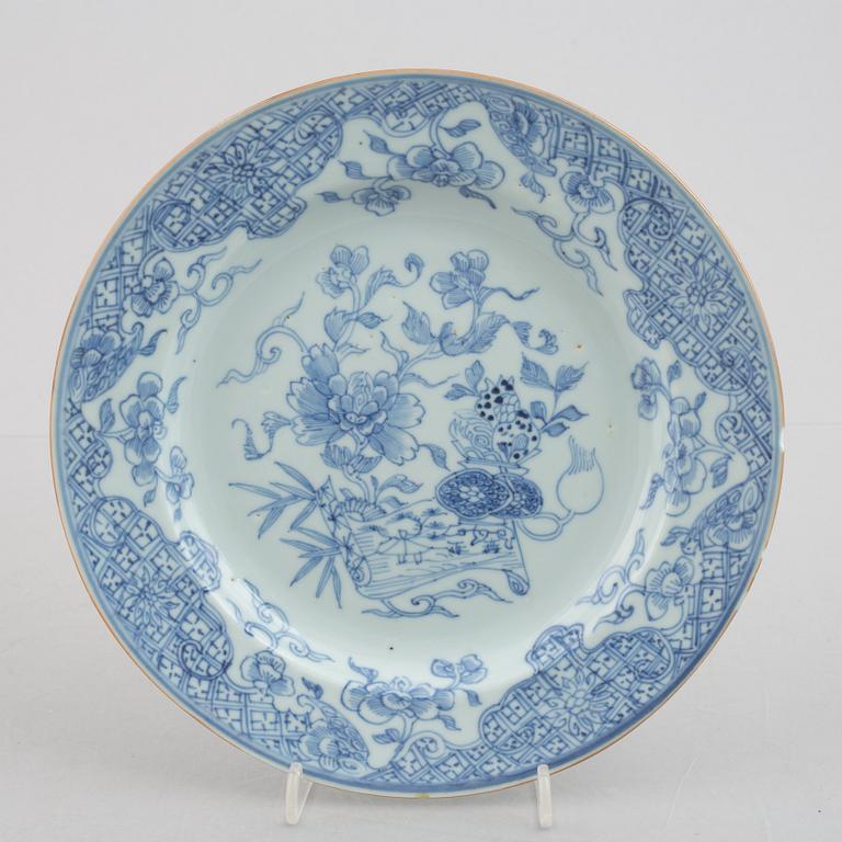 A group of four blue and white dishes and a cabaret piece, Qing dynasty, 18th century.