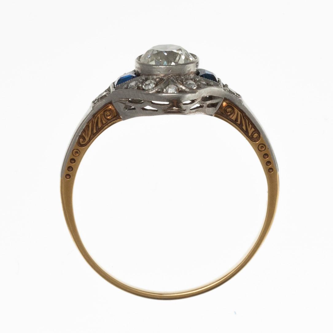 SORMUS, 18K kultaa, platinaa. Vanhahiontaisia timantteja n. 0.75 ct  Keskikivi n. 0.65 ct vs, safiireja n. 0.40 ct .
