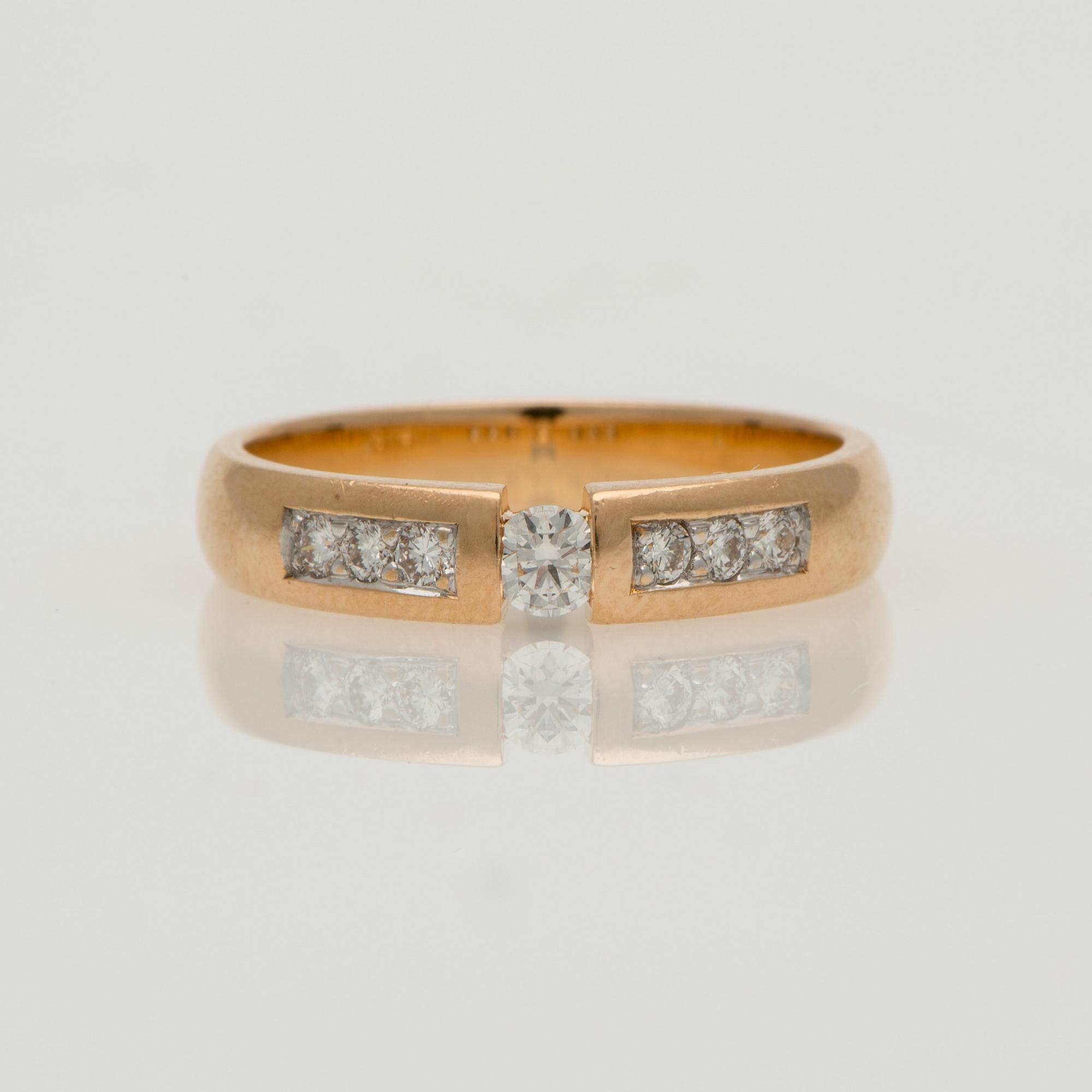RING, 18K guld, briljantslipade diamanter. Vikt ca 4,5 g.