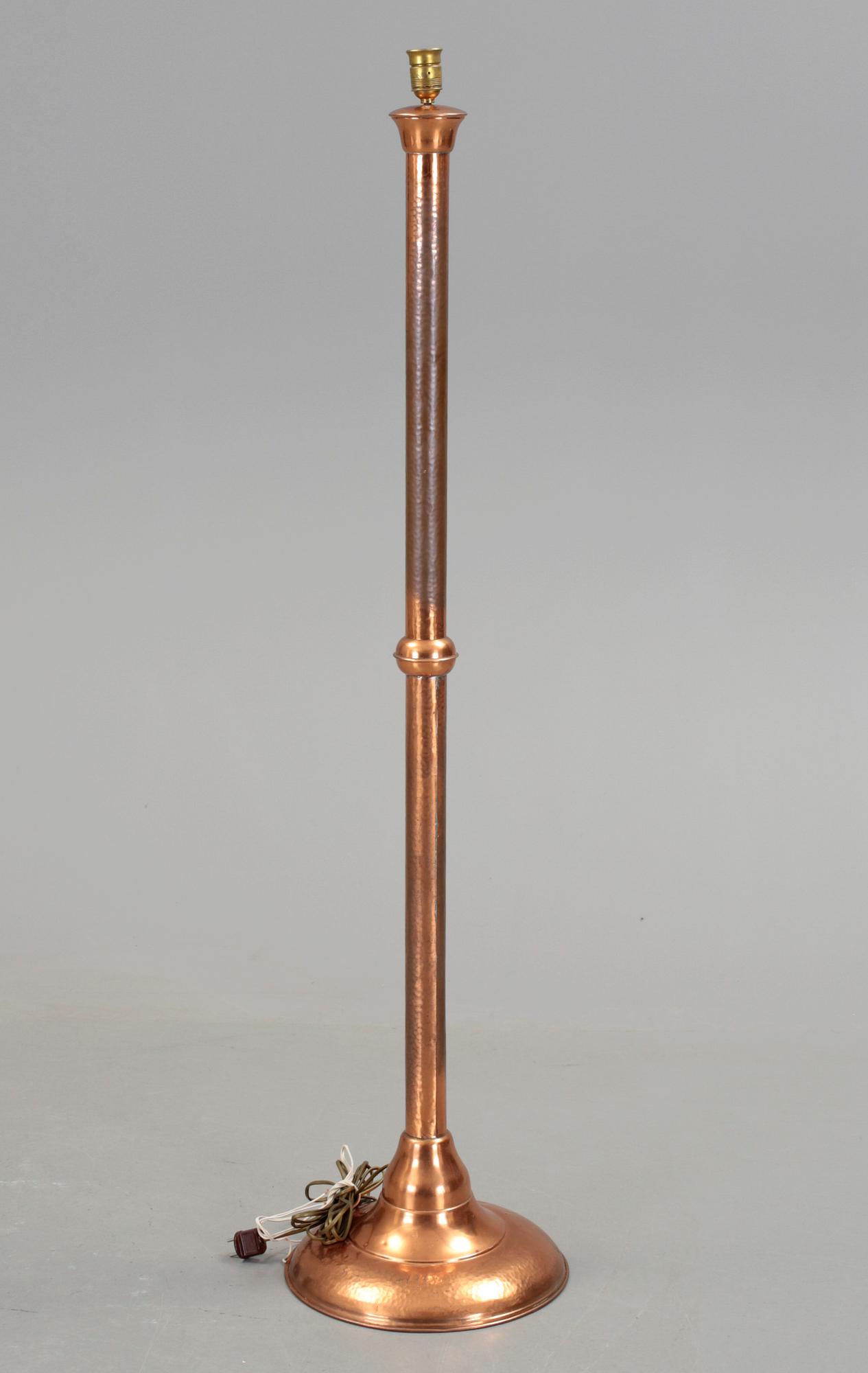 GOLVLAMPA, koppar, 1900-talets första hälft.