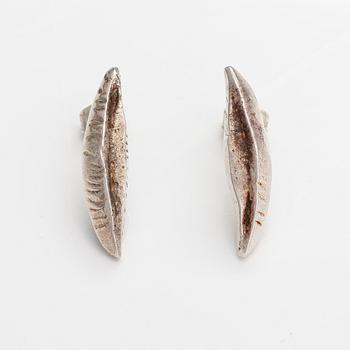 Marja Suna, Halsband och örhängen "Höstlöv", sterlingsilver. Kaunis koru/Kalevala Koru, Helsingfors 1999.