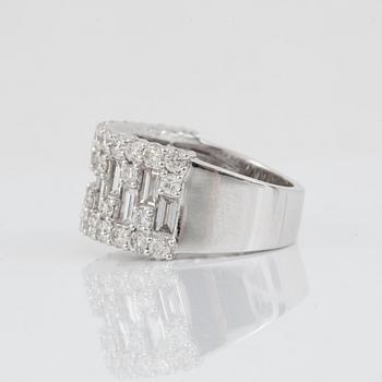 RING med baguette- och briljantslipade diamanter, cirka 3.60 ct.