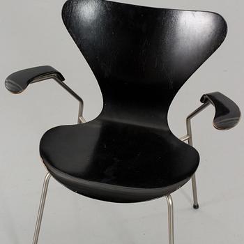 ARNE JACOBSEN, karmstol, "Sjuan", Fritz Hansen.