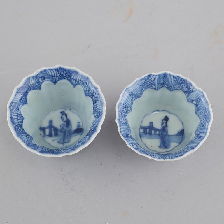 A pair of porcelain cups from China, Kangxi (1662-1722).