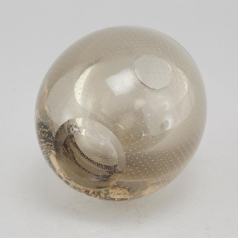 A glass vase by Gunnel Nyman, signed and dated 1947.