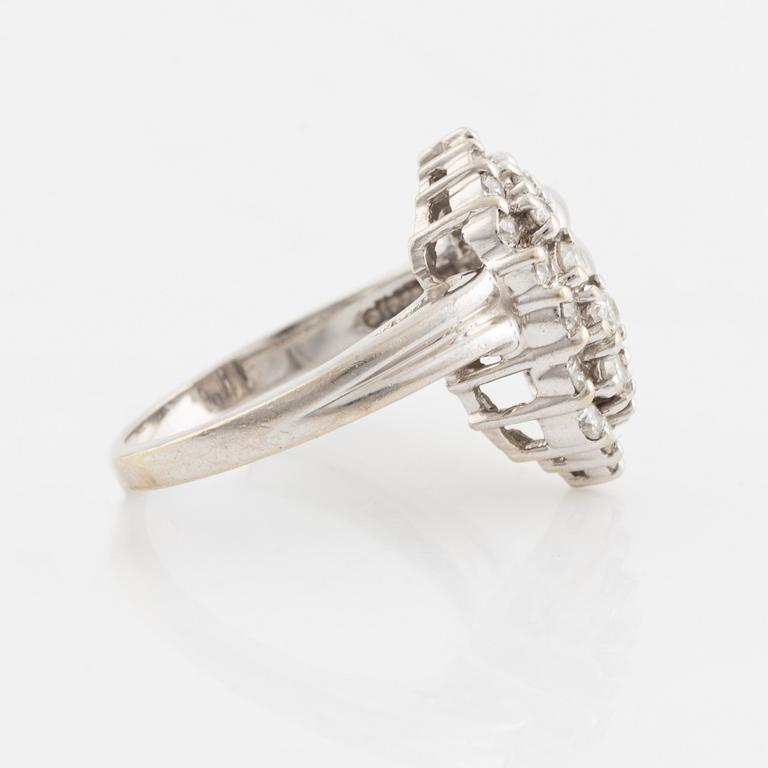 A 14K gold ring set with round brilliant-cut diamonds.