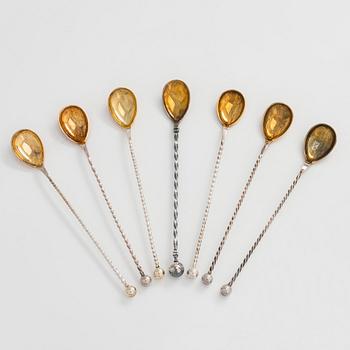 Lasinalusia, 18 kpl, cocktaillusikoita, 7 kpl, hopea, ja pullonalusia 3 kpl, alpakka, suomalaiset valmistajat, 1930-luku.