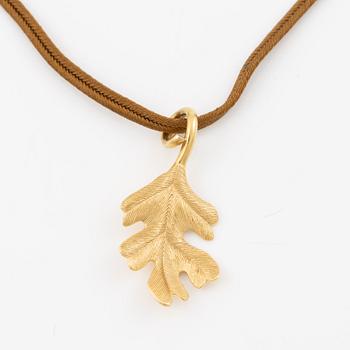 Ole Lynggaard, Charlotte Lynggaard, pendant, 18K gold, in the shape of an oak leaf.
