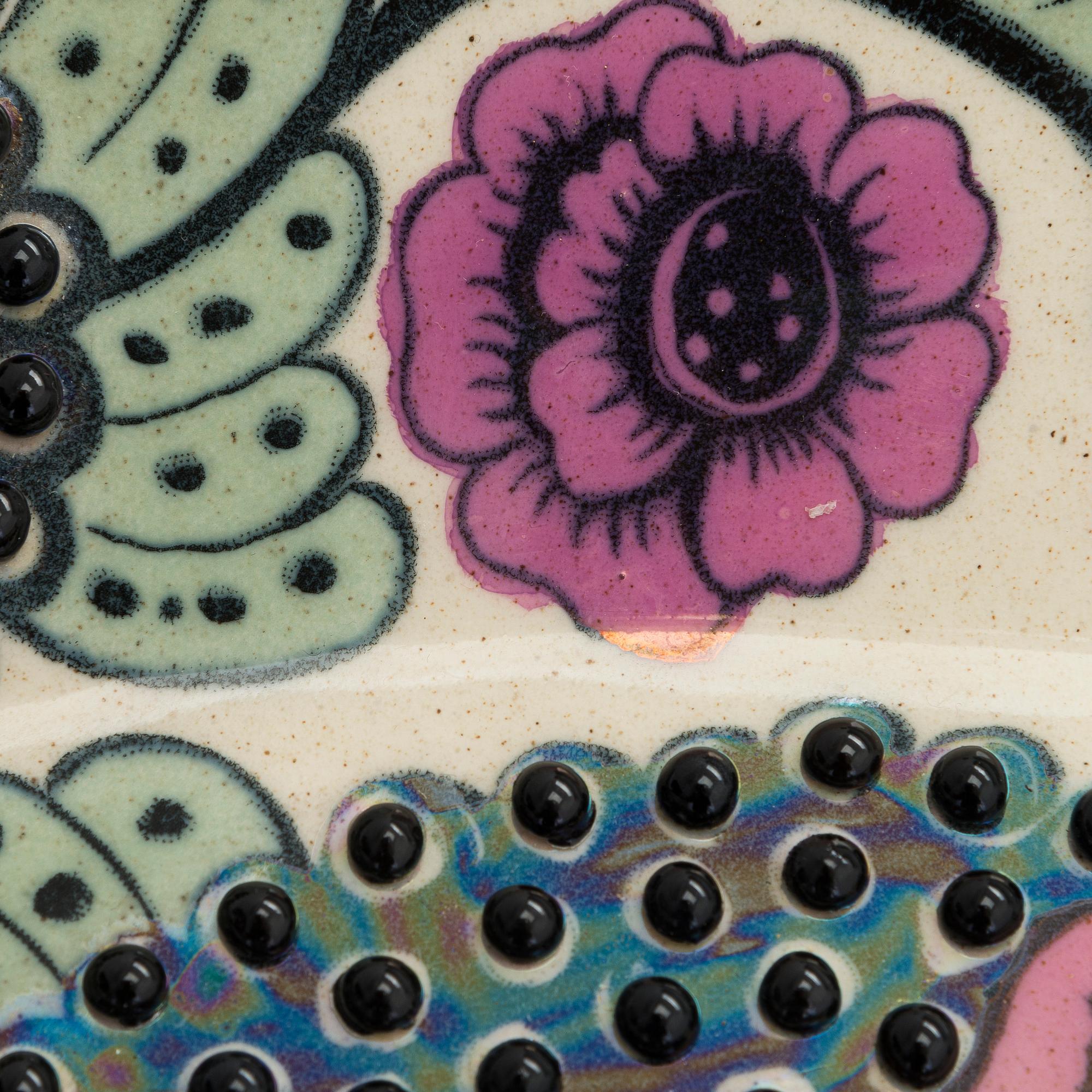 Birger Kaipiainen dekorationsfat, "Anemone" keramik, märkt "Arabia Art made in Finland 1981 Birger Kaipiainen, 127/200".