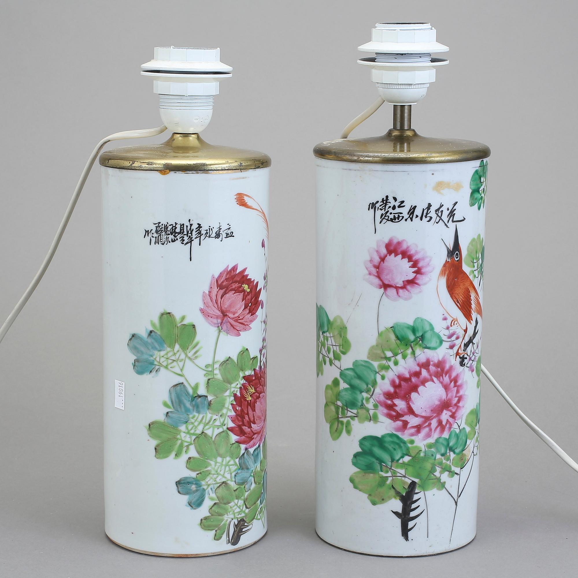 BORDSLAMPOR, ett par, porslin och mässing, Kina 1900-tal.