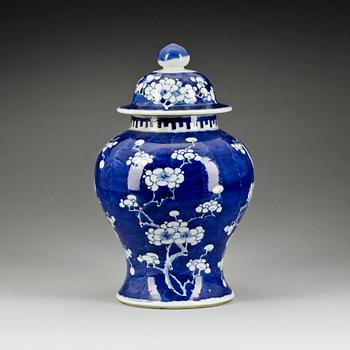 URNA med LOCK, porslin, sen Qingdynasti 1800-tal.