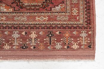 An oriental rug, a. 189 x 119 cm.