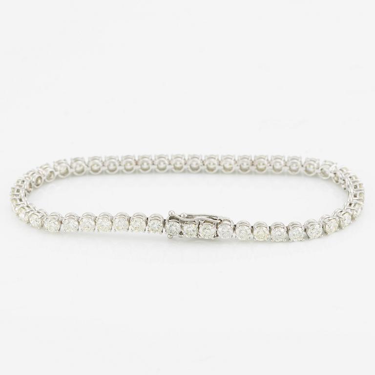 Tennis bracelet with brilliant-cut diamonds.