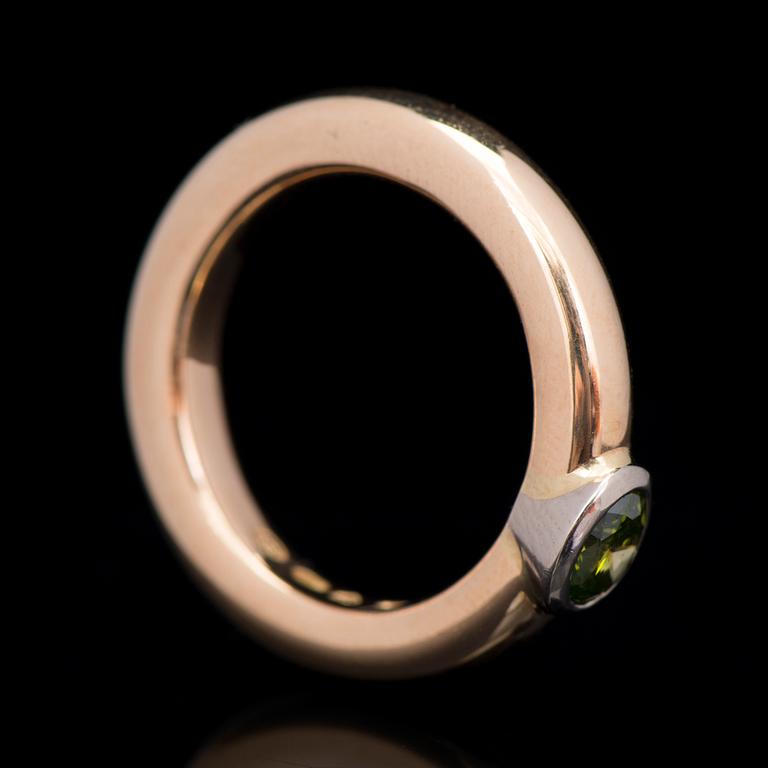 RING, briljantslipad, behandlad grön diamant, 18K guld. Kultaseppä Kulmala, Helsingfors 2006.