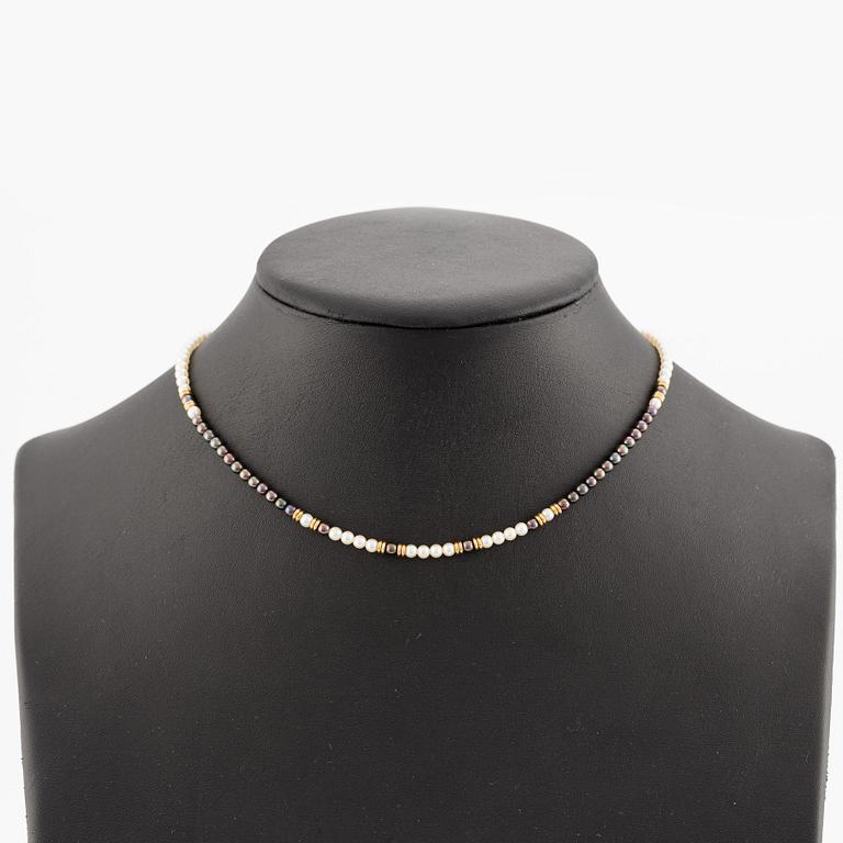 Necklace, clasp in 18K gold with small diamonds, cultured white and coloured pearls.