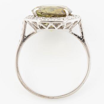 Ring, cocktail ring 18K white gold with chrysoberyl and brilliant-cut diamonds.