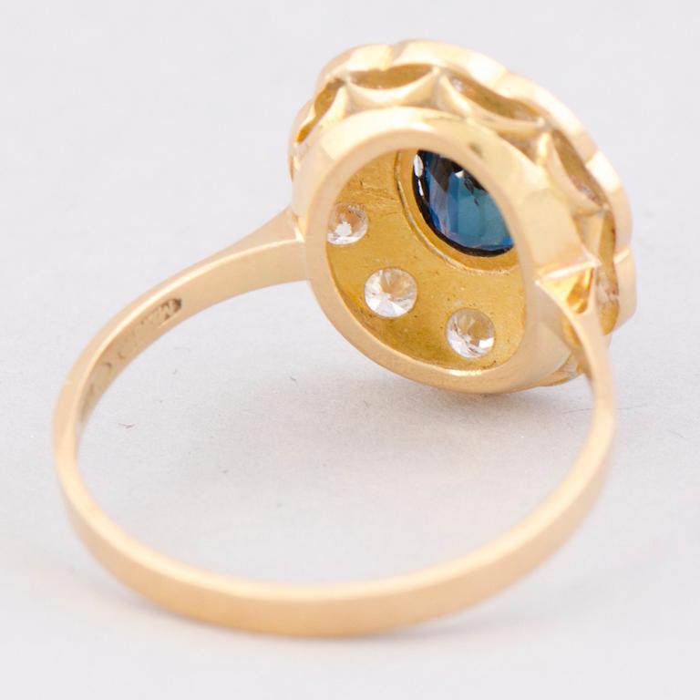 RING, fasettslipad safir, briljantslipade diamanter, 18K guld. Meidän Sepät, Esbo 1991.