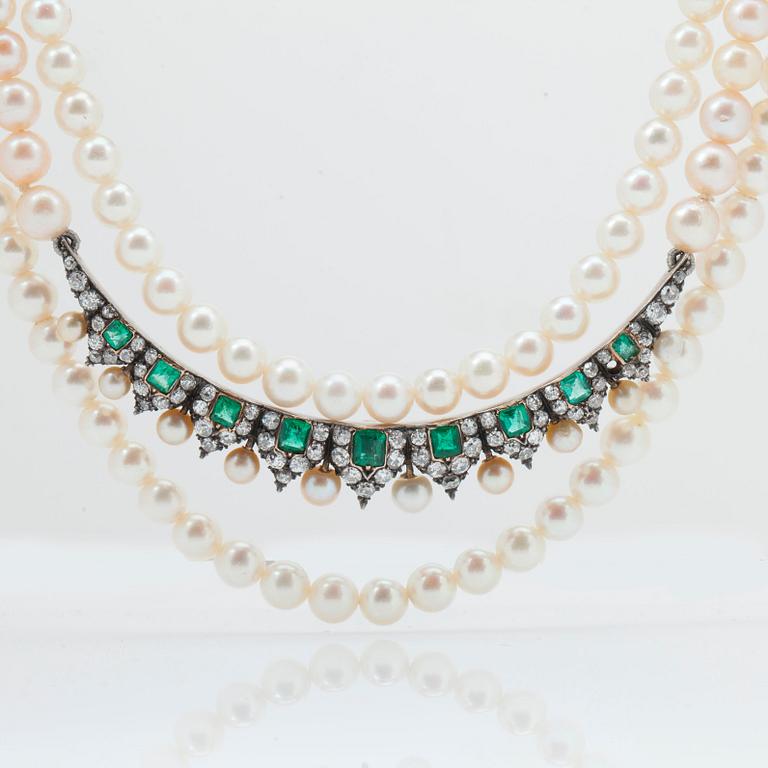 COLLIER/BROSCH med tre rader odlade pärlor, smaragder samt briljantslipade diamanter.