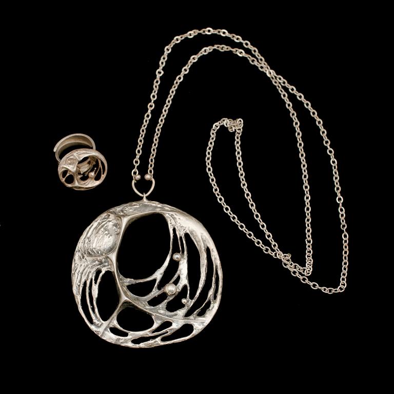 HÄNGE MED KEDJA SAMT RING,  silver, Finland, 1970-tal. Vikt ca 40 g.