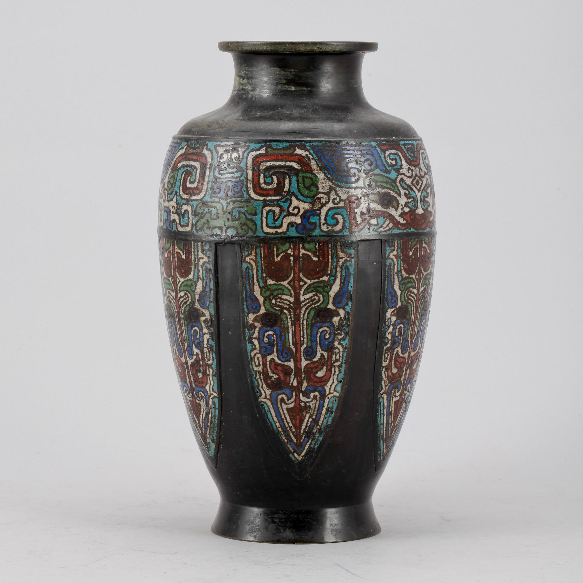 VAS, cloisonné. Japan, omkring år 1900.