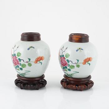 A pair of Chinese famille rose jars, Qing dynasty,  19th century.