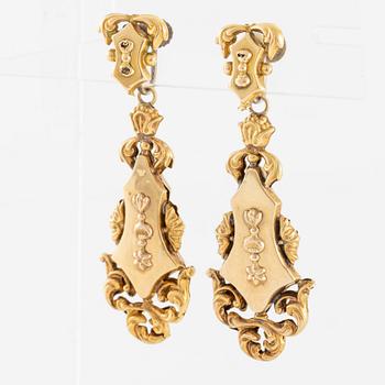 A necklace and a pair of earrings 18K gold, 19th century.