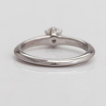 Tiffany & Co, sormus, platinaa ja timantti 0.25 ct. Todistuksella.