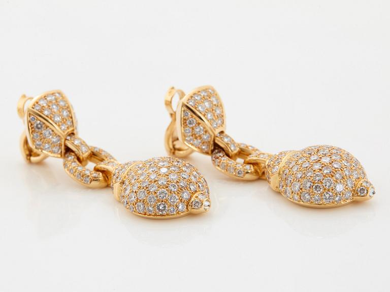 Cartier a pair of earrings in 18K gold set with round brilliant-cut diamonds.